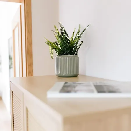 Stay-a-while I Hannah I Wlan, Kostenloser Parkplatz زبنيتس