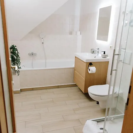 Stay-a-while I Hannah I Wlan, Kostenloser Parkplatz زبنيتس